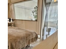 ソワニエス(soignerss)の雰囲気（柔らかく光を取り込むベッドルーム）