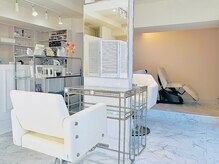 ミチイツー(導一II)の雰囲気（自然光が入る明るい店内♪まるでベットのようなシャンプー椅子☆）