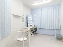 エヌハブル(N-Huble)の雰囲気（施術後の前髪や眉を整えられるメイクスペースもあります◎）