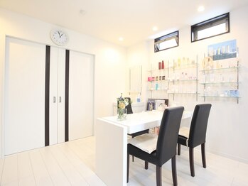 メナードフェイシャルサロン 印西草深店/清潔感のある明るい店内【１階】