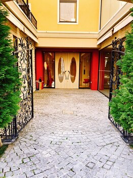 エステティックサロン フィール feel 岡場店/入口では赤いチェアがお出迎え