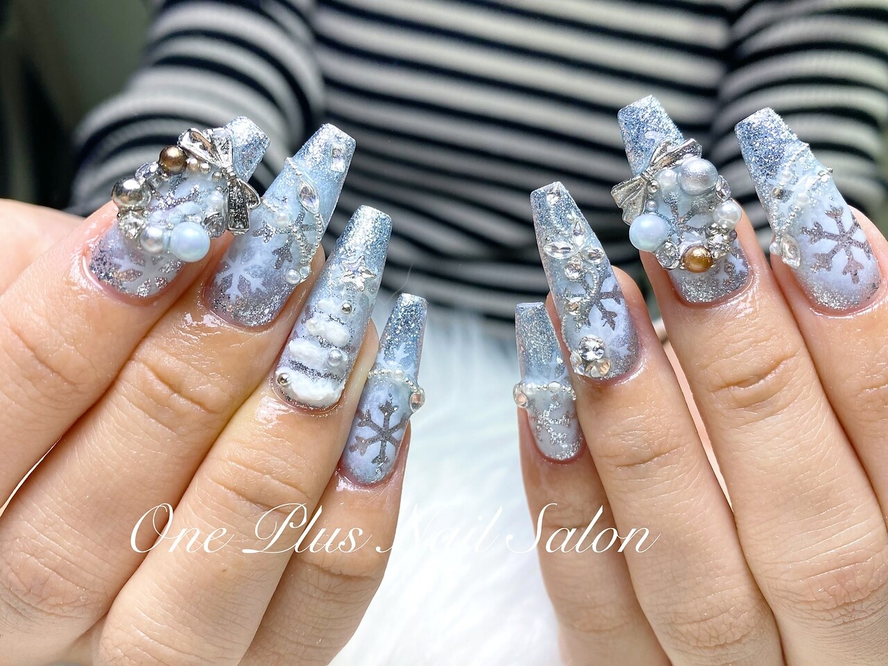 2025年-2026年冬トレンド】ブルー クリスマスのネイルデザイン集｜人気