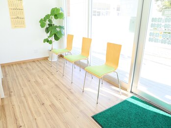 どんぐり鍼灸院 接骨院/ 【院内：キレイな待合室】