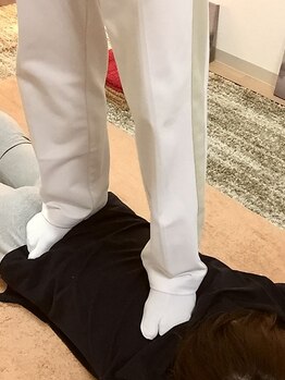 足での癒し フジタヤ(fujitaya)/【足踏み】背中～腰