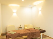 清潔感あふれる施術スペース