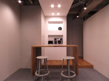 エヌプラスボディワークス(n+body works)/　カウンター　店内の雰囲気