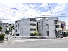 ペレ(PELE)の雰囲気（外観　グレーのコンクリート調の建物です）