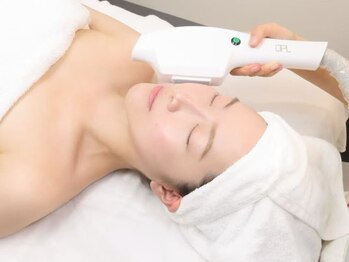 クイーン ビューティーサロン 大久保本店(Queen Beauty Salon)の写真/《新宿・大久保駅近》極上の美しさを求めるあなたへ。繰り返すニキビ・肌荒れを光フェイシャルで徹底改善◎