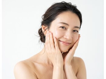 ファミエス(fumies)の写真/大人の肌悩みに寄り添う復元フェイシャルで毛穴や乾燥を整え、潤いある夢のノンファンで生活へ。
