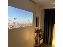 リプラス(RE.PLUS)の雰囲気（よもぎ蒸し中はプロジェクターでNetflixやprime Videoを視聴可能）