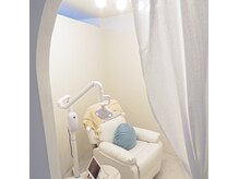 リクライニングチェアでお寛ぎ頂きながらホワイトニングできます