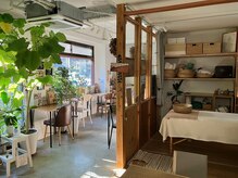 エッグス カフェアンドサロン 上野 桜木(eggs Cafe & Salon)の雰囲気（植物多め、癒しカフェの中に併設している隠れ家的なサロンです）