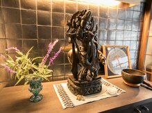 シャンティ(shanti)/玄関には、クリシュナがお出迎え