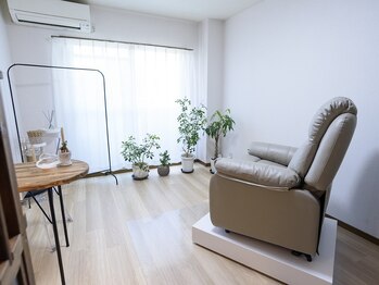 アンディープウ(ANDY PUU)の写真/プライベートな空間をご提供☆目元の悩みを解決◎理想的なお目元に♪駐車場ありなので、お車の来店もOK!