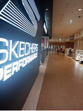 ルアン/スケッチャーズさん奥がルアン