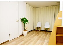 白を基調にした内装で居心地のいい時間をお過ごしください