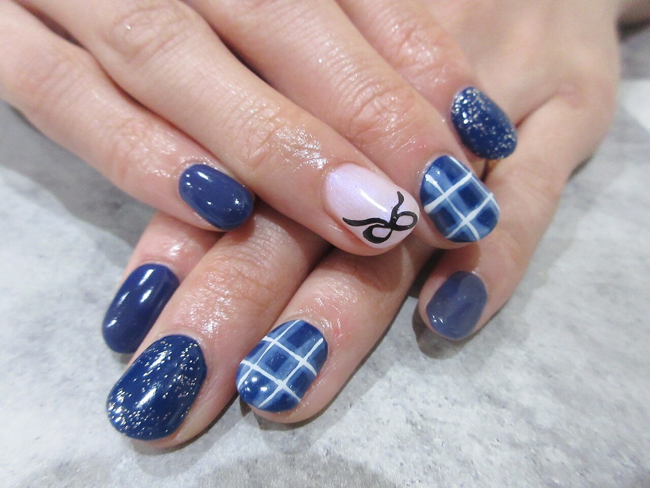 2025年-2026年冬トレンド】ネイビー リボンのネイルデザイン集｜人気順