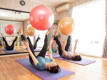 ピラティスアンドエイチピーエイチ(Pilates&H P H)の雰囲気（バランスボールを使った楽しいメニューもたくさんあります♪）