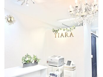 ティアラ 葛西店(TIARA)/白基調の清潔感溢れる店内１