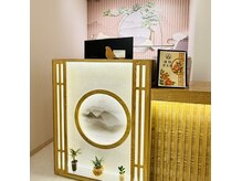康和養生館 池袋店の雰囲気（中国蘇州の伝統的な手工刺繍が施された屏風が彩る靴箱スペース。）