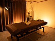 コルザ(COLSA')の雰囲気（茶、グレーの落ち着いた色味の店内）