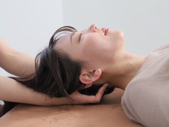 ドクターヘッド 新大阪店(DrHEAD)の写真/《眠活整体》一度受けたら病みつきの極上ケア。デスクワークでカチコチに固まった首肩コリもしっかり解消！