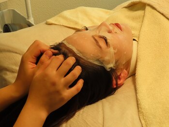 コモレビ(komorebi)の写真/お顔のたるみ、実は頭が原因かも？極上ヘッドスパでググッと引き上げ、溜まったむくみを一掃しましょう♪