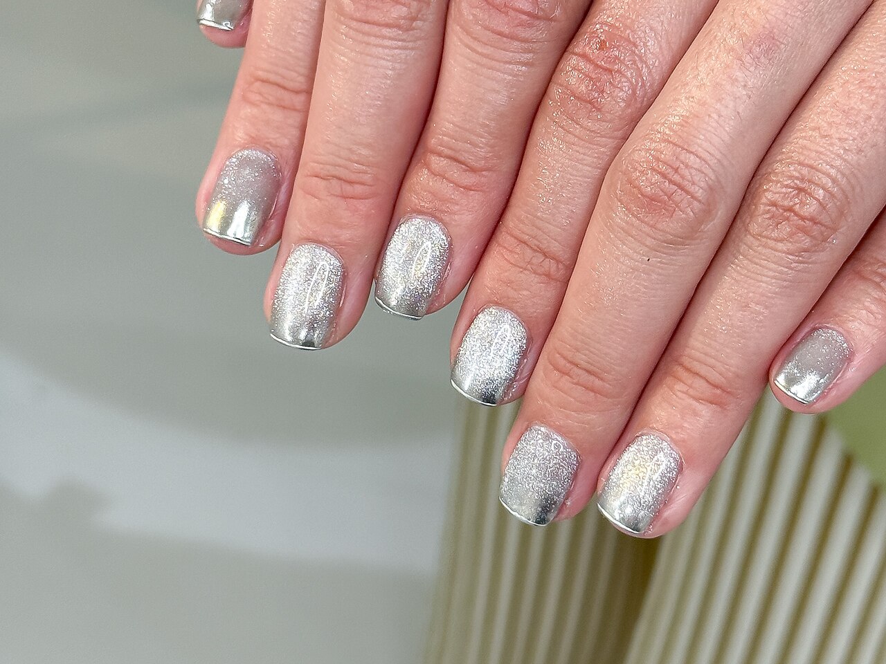 2026年冬トレンド】シルバーミラーのネイルデザイン集｜人気順｜5