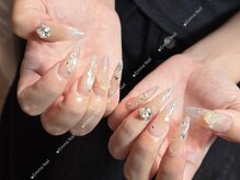エマネイル(Emma Nail)の雰囲気（星と月のパーツが輝く、ゴージャスなワンホンネイル。）