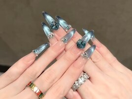 クールブルーのゴージャスネイル