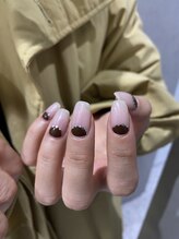 アトワ バイ サイ(A'tois by sai)/round brown and holo .