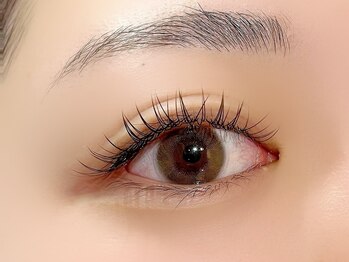 エヌドット ネイル アンド アイ(N.Nail&Eye)の写真/【驚きの軽さと持続性◎】超軽量×高密着エクステで自まつげの負担をカット＆つけたての美しさが続く♪