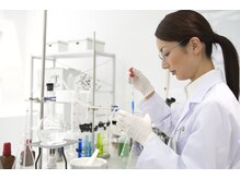 皮膚の専門家監修のもと、厳選マシンや美容液を使用しております！