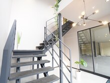 ブルースター/入り口すぐに階段があります＊