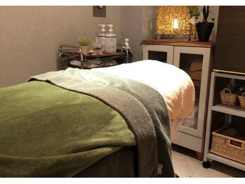 エステティックサロン フィール feel 岡場店/個室空間：フェイシャルベッド