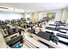 デイズ ピラティス プレミアム 梅田店(DAYS PILATES PREMIUM)の雰囲気（リフォーマー、ピラティスマシンなど、各種取り揃えております♪）