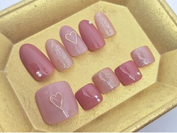 ネイルクリニック(NAIL CLINIC)の写真/ケア専門店ならではのこだわりの技術と仕上がりの美しさ。季節に合わせフットネイルで洗練された足元へ。