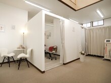 リファイン(REFINE)の雰囲気（個室の空間☆お飲み物はハーブティ等をご用意しております）