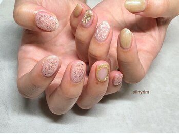 シルニー リム(Silny rim)/アシンメトリーニュアンスネイル