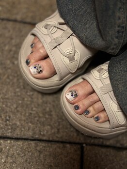 ユルックネイル(yluck nail)の写真/【夏の暑さにも負けない!キラキラフットネイル】親指アートで足元を華やかに♪
