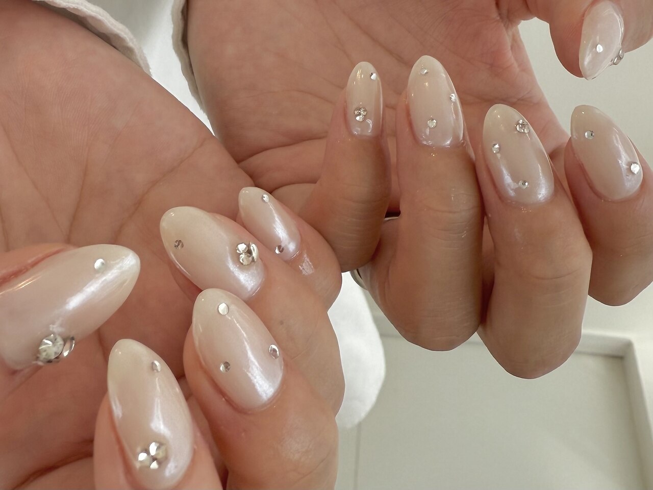 ホワイトワンカラー 2026年冬トレンド】ホワイト ワンカラーのネイルデザイン集｜人気順