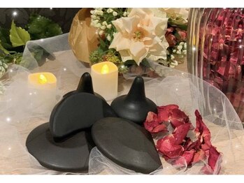 シュガーサロン(SUGAR SALON)の写真/バザルトストーンで巡りを整え遠赤外線効果で冷え解消をサポート☆理想の代謝へ導く至福のひとときを！