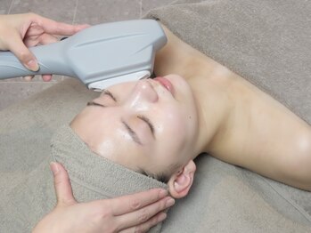 スリール 麻布十番(sourire)の写真/《肌の土台から整える》医療提携メーカー開発最新マシンのフォトピールでニキビ/毛穴ケア!厚塗りから卒業◎