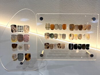チャロアイト 可部店(Charoite)の写真/【シンプルなのに個性的☆】豊富なカラー＆サンプルから経験豊富なスタッフがあなたのなりたい指先に導く♪