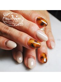 透け感が美しいべっ甲ネイル