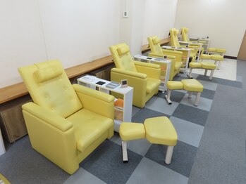 足つぼ日本一 新橋店の写真/【老廃物を流してスッキリ！】身体の不調を改善!足つぼを押してほぐすことで、巡りを良くしむくみを解消!