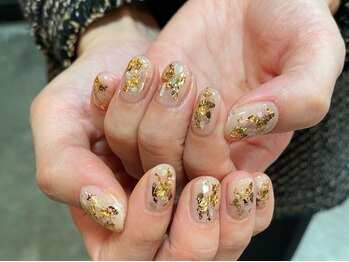 カーティシーネイルズ(curtisii NAILS)/乳白色ベースにゴールドで華やか