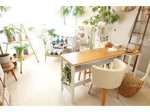 コーニス ネイルズ(Caunis nails)の雰囲気（店内は緑がたくさんあり、北欧調の落ち着いた雰囲気です。）