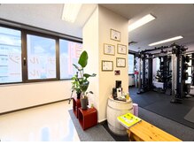 インプルーブ 琴似(IMPROVE)の雰囲気(大きな窓がある開放感。清潔感のあるスペースで運動♪)