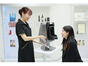 イーヴィックサカエ(E-vik Sakae)の写真/【ひと目でわかる診断結果】肌質診断マシン★毛穴/皮脂量/表面色素/しわケア/敏感さなどを画像と数値で診断